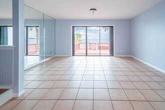 6453 Oakshore Dr in Panama City, FL - Foto de edificio - Building Photo
