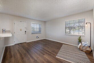 Hourglass Flats in Orlando, FL - Building Photo - Interior Photo