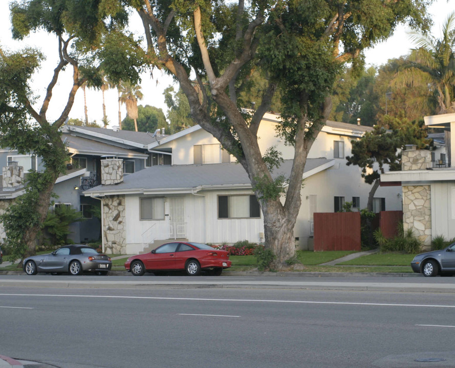 8219 W Manchester Ave in Playa Del Rey, CA - Foto de edificio