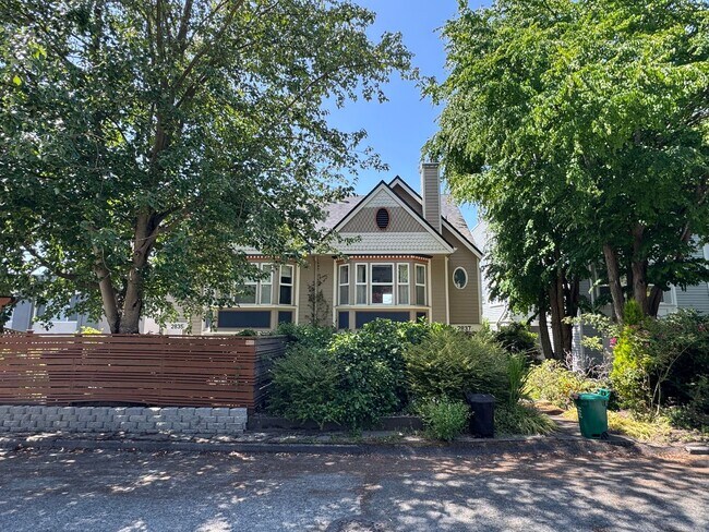 2837 Prosch Ave W in Seattle, WA - Building Photo - Building Photo
