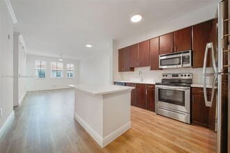 10170 SW 7th St, Unit 31-409 in Pembroke Pines, FL - Building Photo - Building Photo