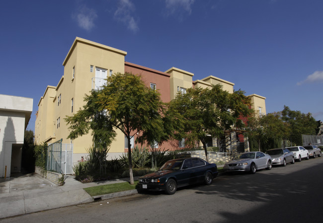 Mirada Terrace Apartments in Los Angeles, CA - Foto de edificio - Building Photo