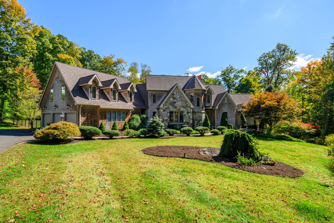 4 Butternut Ridge in Newtown, CT - Building Photo