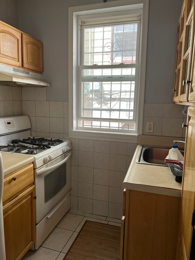 144 Daniel Low Ter, Unit 2R in Staten Island, NY - Foto de edificio - Building Photo