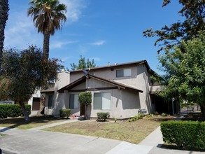 110 N Belinda Cir in Anaheim, CA - Building Photo - Building Photo