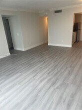 2075 NE 164th St in North Miami Beach, FL - Building Photo - Building Photo