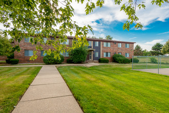 Golf Manor Apartments in Roseville, MI - Foto de edificio - Building Photo