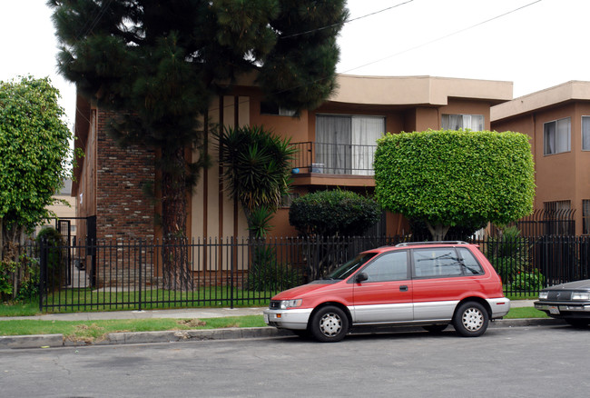 818 Fir Ave in Inglewood, CA - Foto de edificio - Building Photo