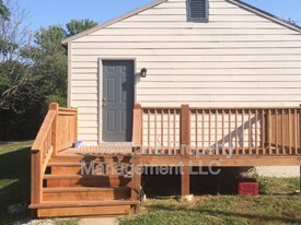 8195 Center Dr in De Soto, KS - Building Photo