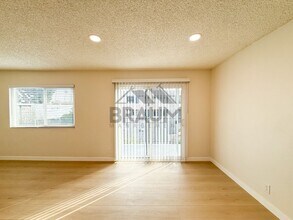 14801 Delano St, Unit 9 in Los Angeles, CA - Foto de edificio - Building Photo