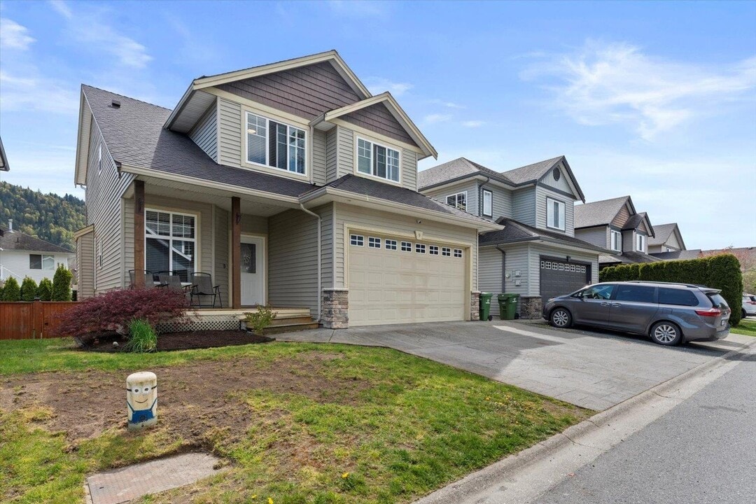5545 Peach Rd in Chilliwack, BC - Building Photo