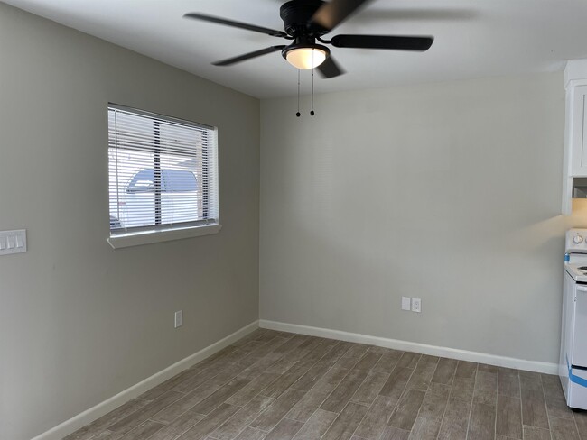 4107 Cedar Ave-Unit -4 in Laredo, TX - Building Photo - Building Photo