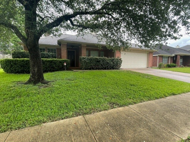 2005 Tower Bridge Rd in Pearland, TX - Building Photo