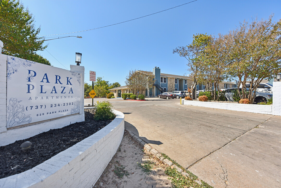 Park Plaza in Austin, TX - Foto de edificio