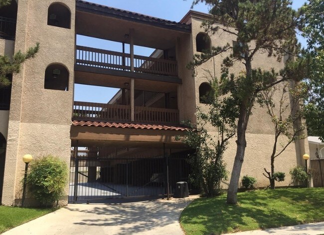 629-631 E Elk Ave in Glendale, CA - Foto de edificio - Building Photo