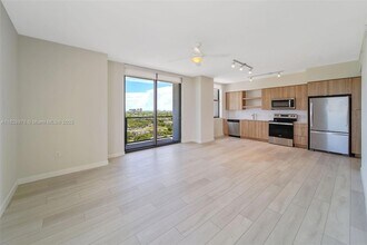 555 NE 8th St, Unit 0804 in Fort Lauderdale, FL - Building Photo - Building Photo