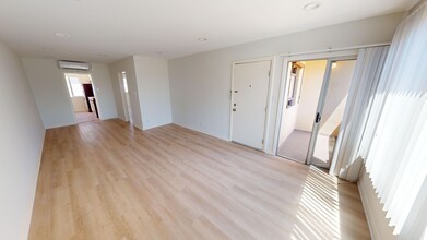 547 N Flores St in Los Angeles, CA - Building Photo - Interior Photo