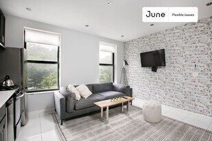 320 Manhattan Ave in New York, NY - Building Photo