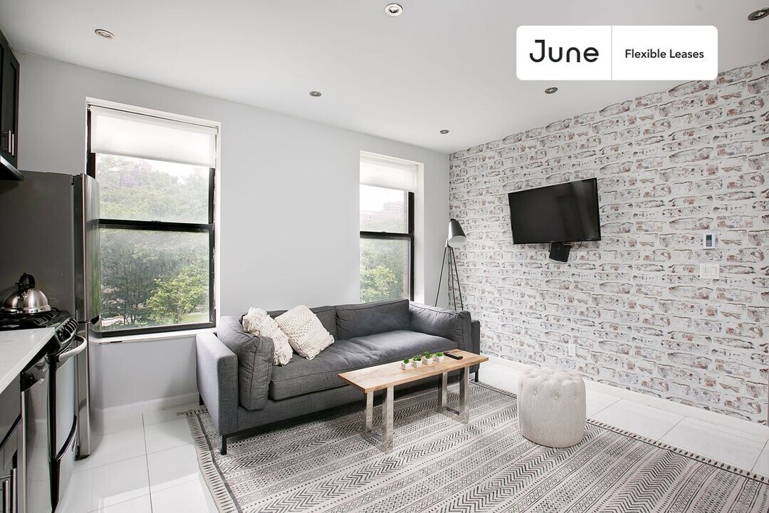 320 Manhattan Ave in New York, NY - Building Photo