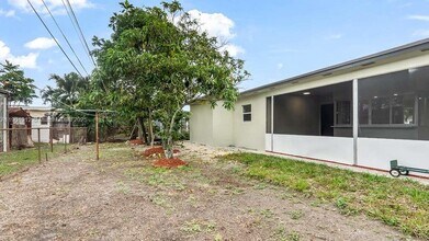 7753 Coral Blvd in Miramar, FL - Foto de edificio - Building Photo