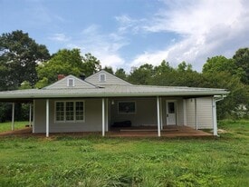 220 Tuscarora Trail in Hartwell, GA - Building Photo
