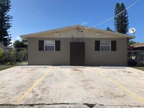 164 W 14th St-Unit -1 in Riviera Beach, FL - Building Photo - Building Photo