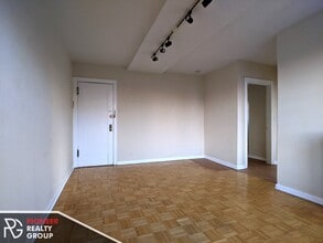 739 W Belmont Ave, Unit 402 in Chicago, IL - Foto de edificio - Building Photo