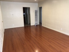 13233 Oxnard St, Unit 4 in Los Angeles, CA - Building Photo - Building Photo