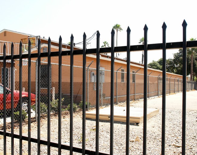 8557 Juniper Ave in Fontana, CA - Foto de edificio - Building Photo