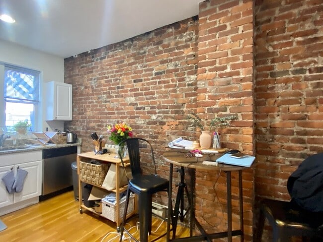 18 Cleveland Pl, Unit 1 in Boston, MA - Building Photo - Building Photo