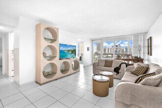 230 174th St in Sunny Isles Beach, FL - Foto de edificio - Building Photo