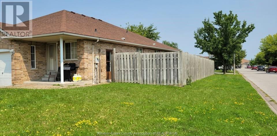 1198 Highnoon Dr in Windsor, ON - Building Photo