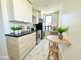 44 Victoria Ave S in Hamilton, ON - Building Photo
