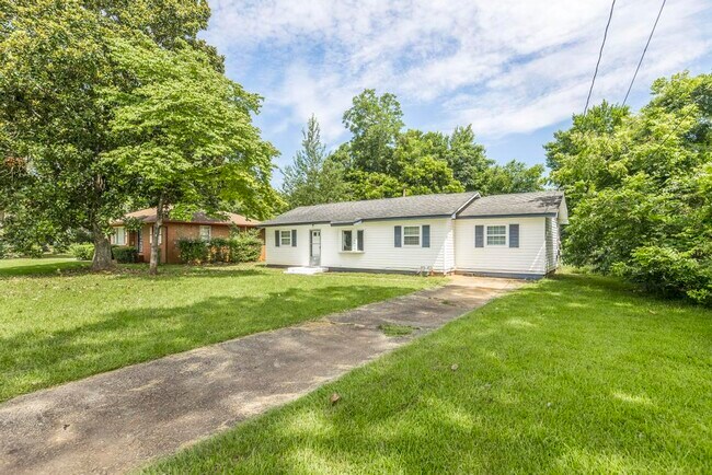 222 Lawn St in Fort Valley, GA - Building Photo - Building Photo