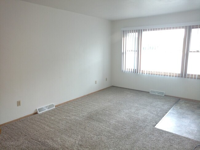 2110 Melrose Ct in Cedar Falls, IA - Building Photo - Building Photo