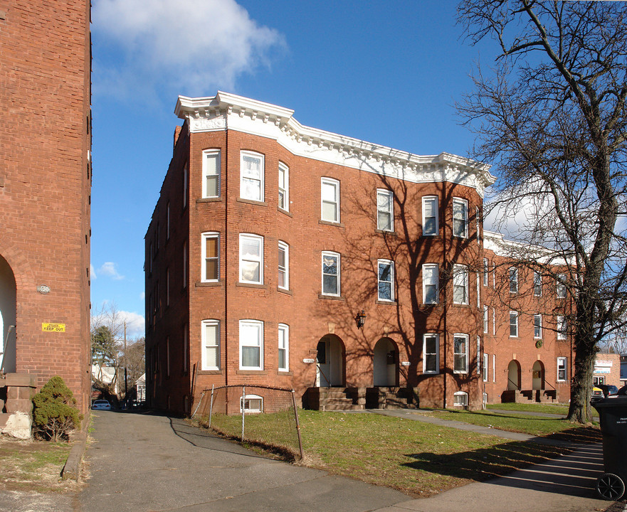 144-146 New Britain Ave in Hartford, CT - Foto de edificio