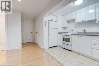 2217 Ghent Ave in Burlington, ON - Building Photo - Building Photo