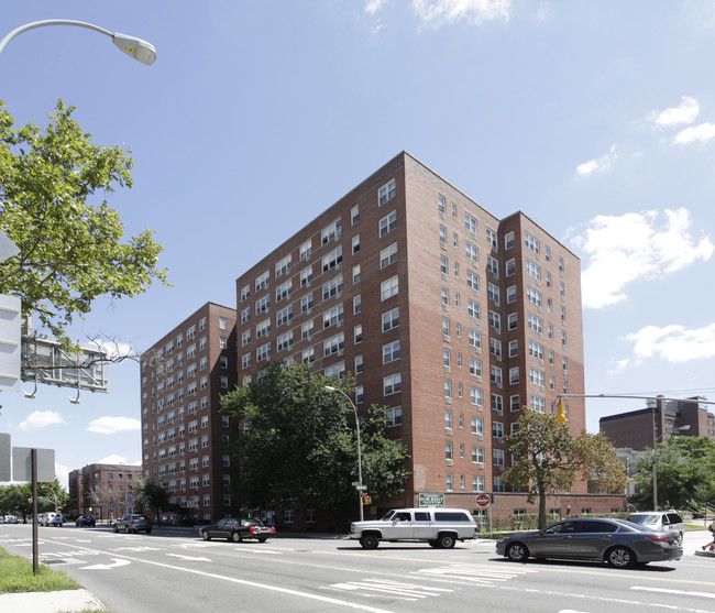 Fontainbleau Towers in Brooklyn, NY - Foto de edificio - Building Photo