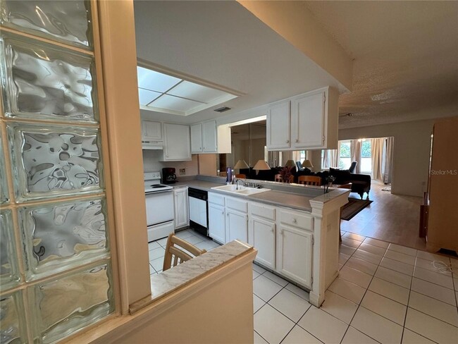 2928 Bancroft Cir E, Unit 1122 in Palm Harbor, FL - Building Photo - Building Photo