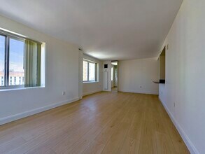 12-12 Museum Way in Cambridge, MA - Foto de edificio - Building Photo