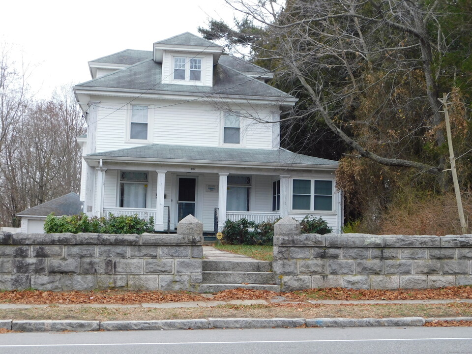 307 Ocean Ave in New London, CT - Building Photo