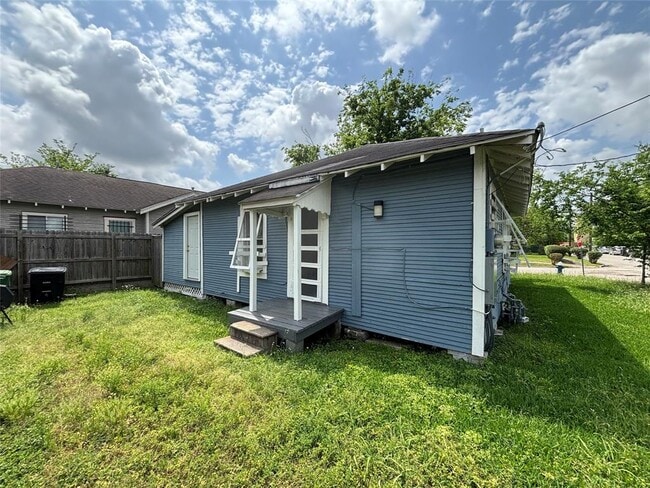 3301 Dennis St in Houston, TX - Building Photo - Building Photo