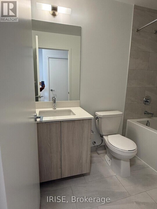 395 Square One Dr in Mississauga, ON - Building Photo