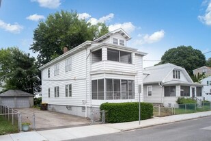 100 Weetamoe St, Unit 2 in Fall River, MA - Building Photo