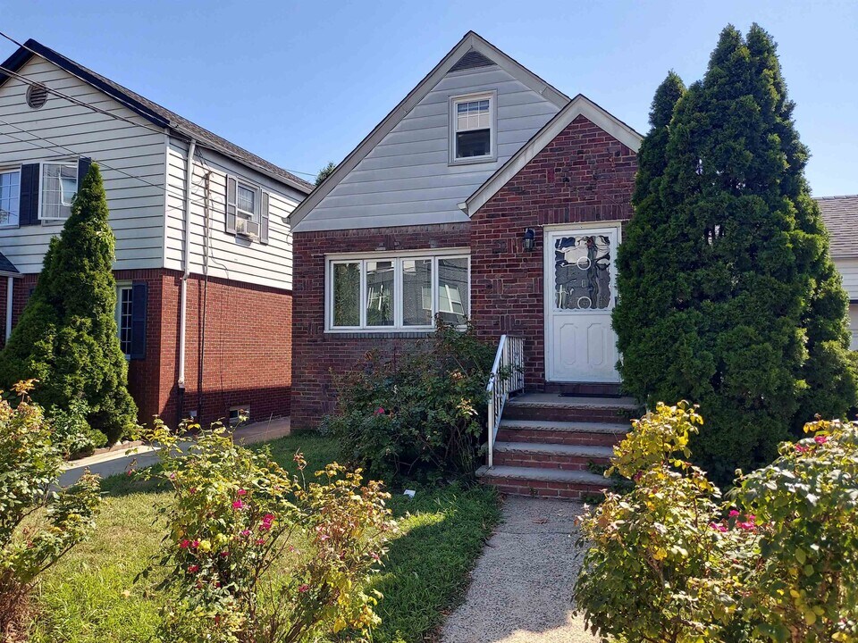 48 W 32nd St in Bayonne, NJ - Building Photo
