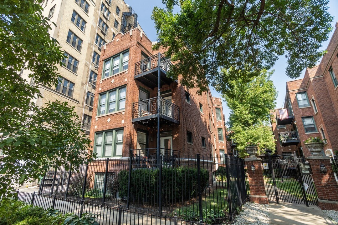 1144 W Pratt Blvd in Chicago, IL - Building Photo