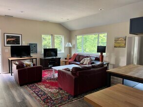 906 Mustang Ct, Unit A in Petaluma, CA - Building Photo - Building Photo