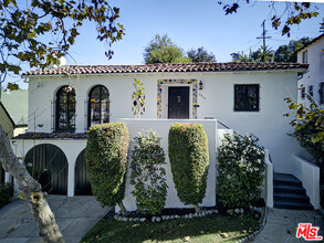 2418 St George St in Los Angeles, CA - Foto de edificio - Building Photo