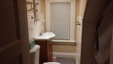 633 Maplewood Ave, Unit 3 in Ambridge, PA - Building Photo - Building Photo