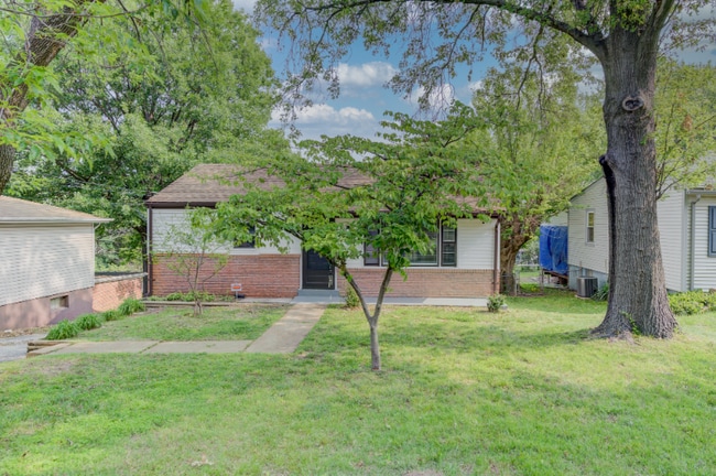 10561 Hobday Ave in St. Ann, MO - Foto de edificio - Building Photo